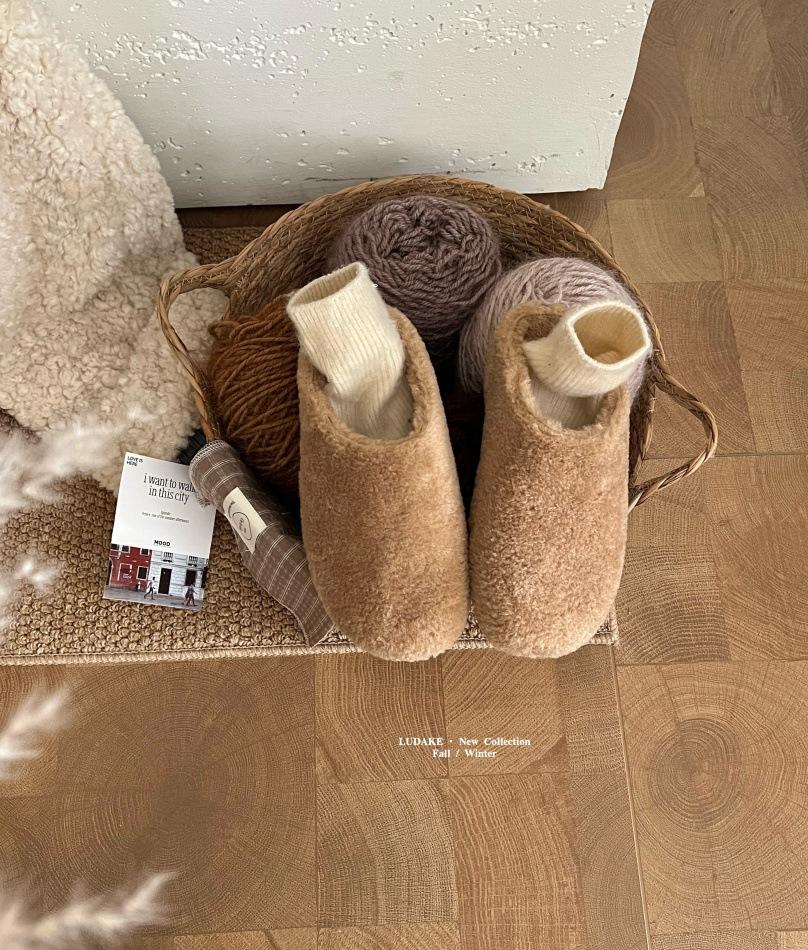 

Корейская версия повседневных пушистых тапочек женские 2025 новые зимние носки на плоской подошве ленивые туфли-мюли с флисовой сумкой на носке и полупяткой 39 абрикосовый