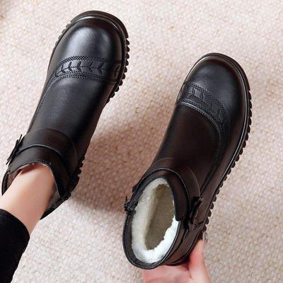 2025 nuevos zapatos de algodón para madre de cuero suave real para mujer invierno terciopelo cálido mediana edad y ancianos suela blanda antideslizante botines cortos algodón para ancianos