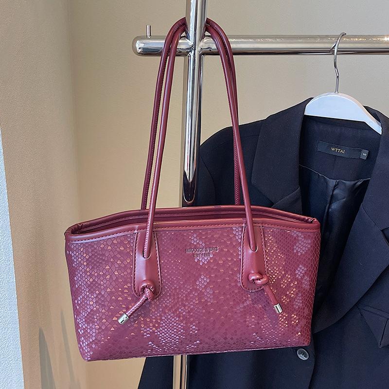 

Korean fashion light luxury niche design sense underarm vegetable basket bag large capacity casual versatile foreign style shoulder women s bag