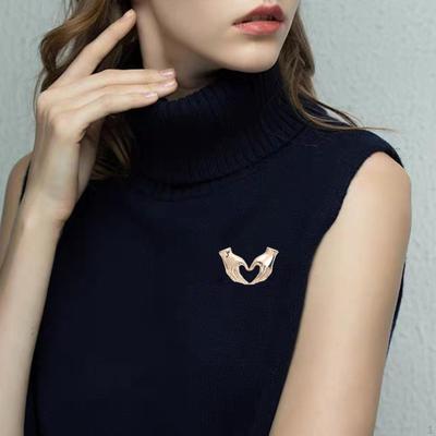 Broche Pin Distintivo Mãos do Que Coração Decoração de Roupa Joia Lapela para Vestido de Festa Feminino