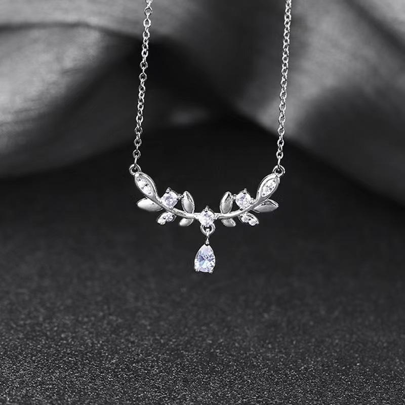 

.Ожерелье Богини Лавра для женщин Ins Модный тренд Нишевый дизайн Высококачественный темперамент Изысканная волшебная ключичная цепочка