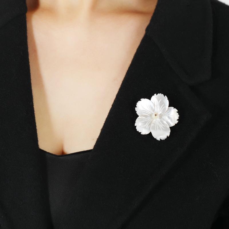 Natural Freshwater White Butterfly Shell Flower Brooch, High-end Sense of Elegance and Exquisite Temperament Pin, High-end Suit Corsage Woman