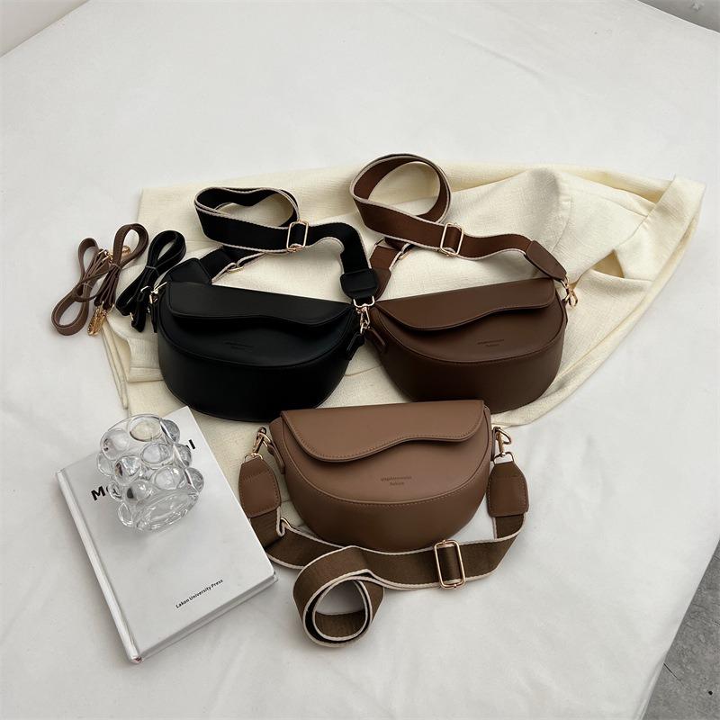 Textured small bag women's new popular retro versatile messenger bag fashionable one-shoulder underarm saddle bag