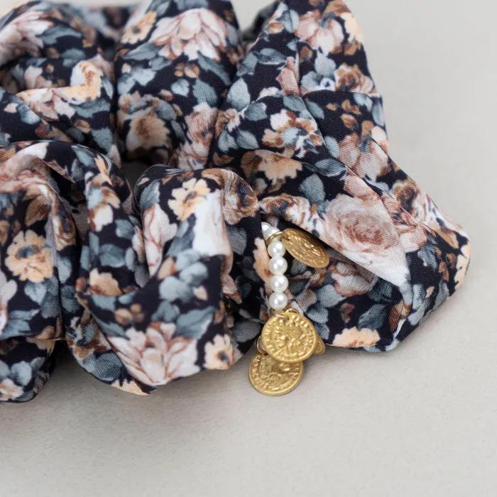 Fleur De Pearl Scrunchie _ Black