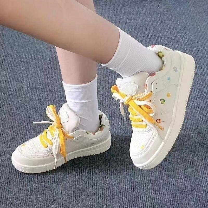 

Маленькие белые туфли женские летние 2024 года, новый универсальный и уникальный дизайн с милым принтом, повседневные спортивные туфли для сноуборда 35 покинуть белый