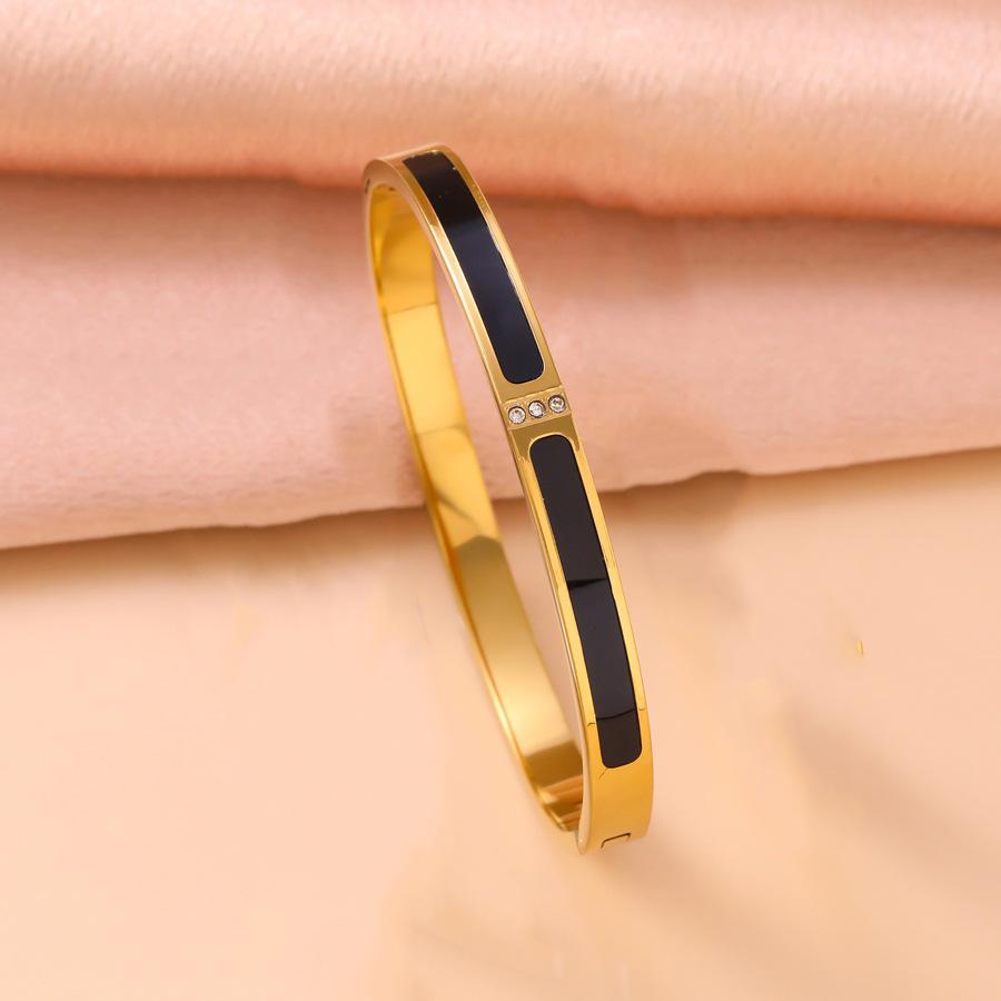 2026 Set with Three Diamonds White Fritillary Bracelet, European Beautiful Women's Fashion Personalized Bracelet Vacuum Plated 18K