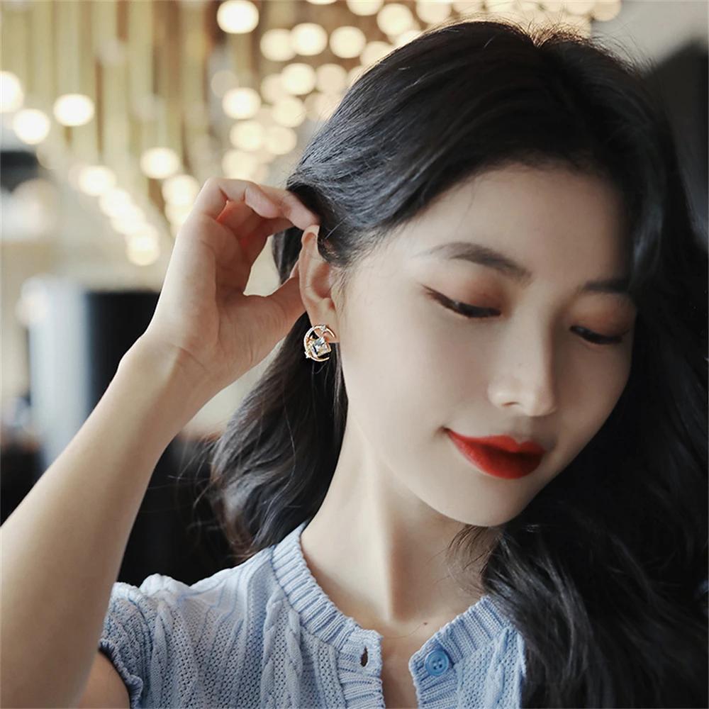 Women Star & Moon Crystal Earrings Elegant Light Luxury Exquisite Shiny Zircon Ear Studs Golden Fashion Jewelry Gifts Wholesle