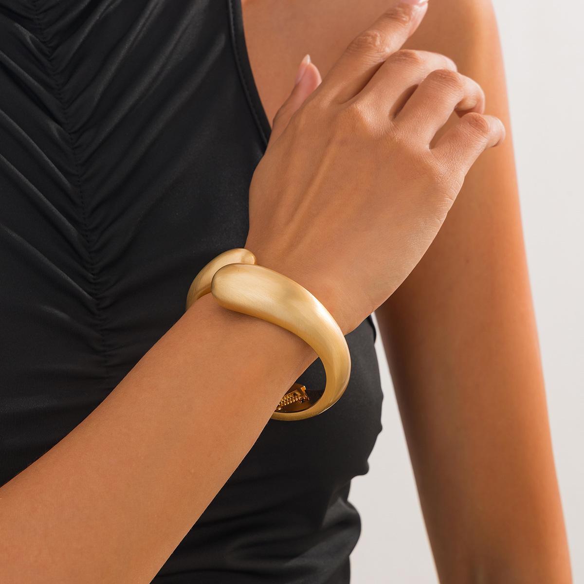 

Европейский и американский модный металлический текстурированный браслет-капля с открытым объятием - преувеличенный весенний дизайн для женщин