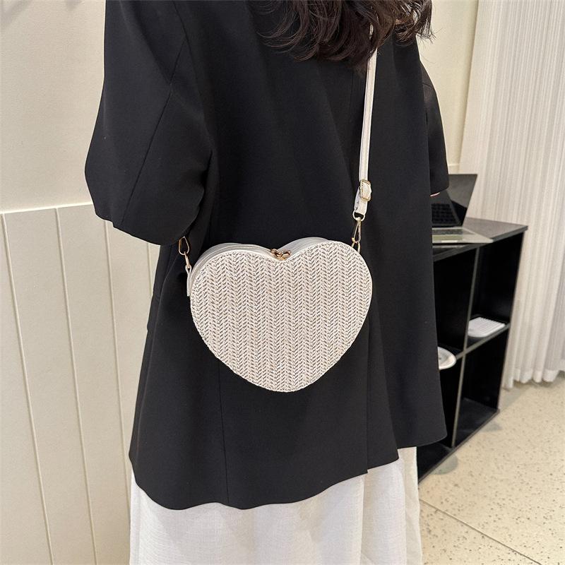 Cute Heart-shaped Small Bag Women's 2025 New Fashion Trend Korean Version Messenger Bag Solid Color Straw Shoulder Small Tide Bag