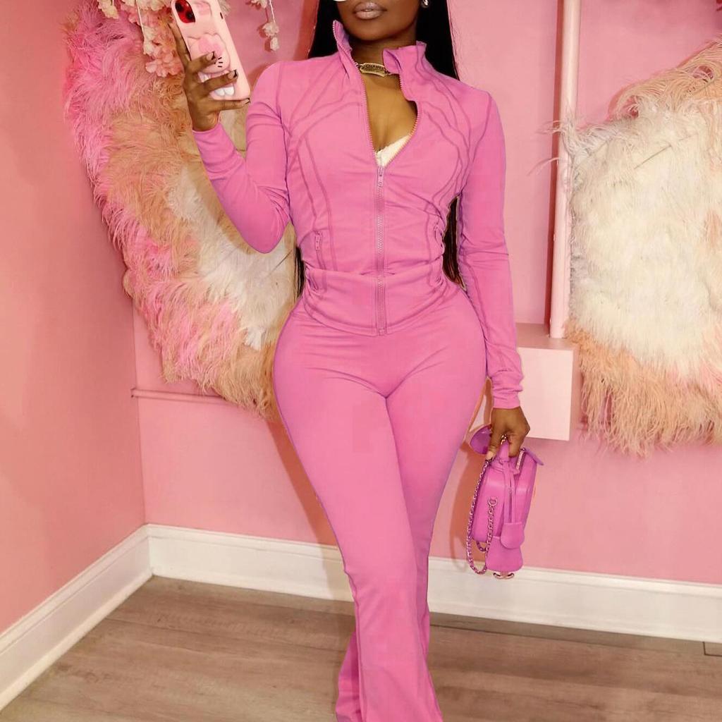 Weißer langärmeliger Jumpsuit mit Reißverschluss und ausgestelltem Bein