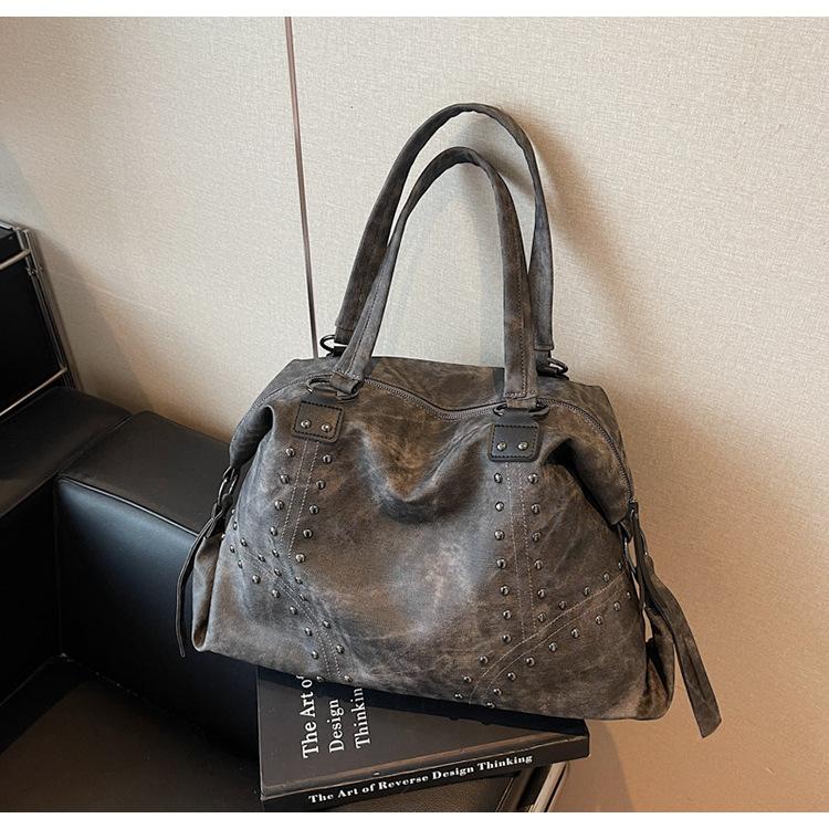 

Женская сумка новая популярная сумка на плечо с заклепками с мягкой лицевой стороной модная сумка-тоут большой вместимости повседневная универсальная сумка-подмышка для поездок на работу