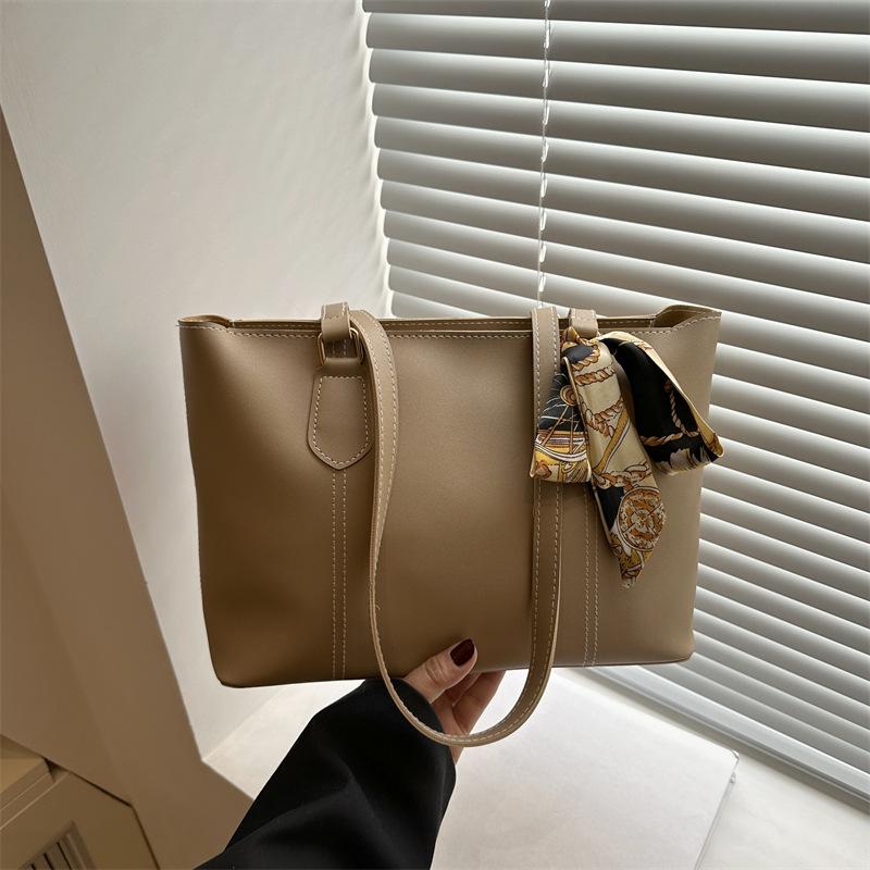 

College student class bag women s spring and summer 2025 new trendy retro versatile commuter shoulder bag premium tote bag хаки