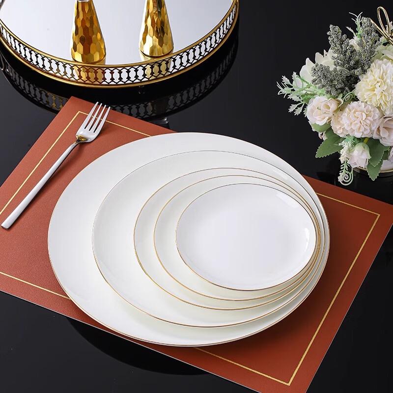 Elegant middagstallrik i keramik med guldkant
