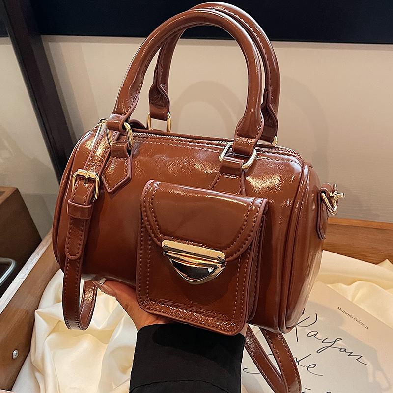 Women French Retro Red Handbag Y2K Style Motorcycle Soft Leather Round Bucket Bag Autumn Winter New Commuter Crossbody Bag