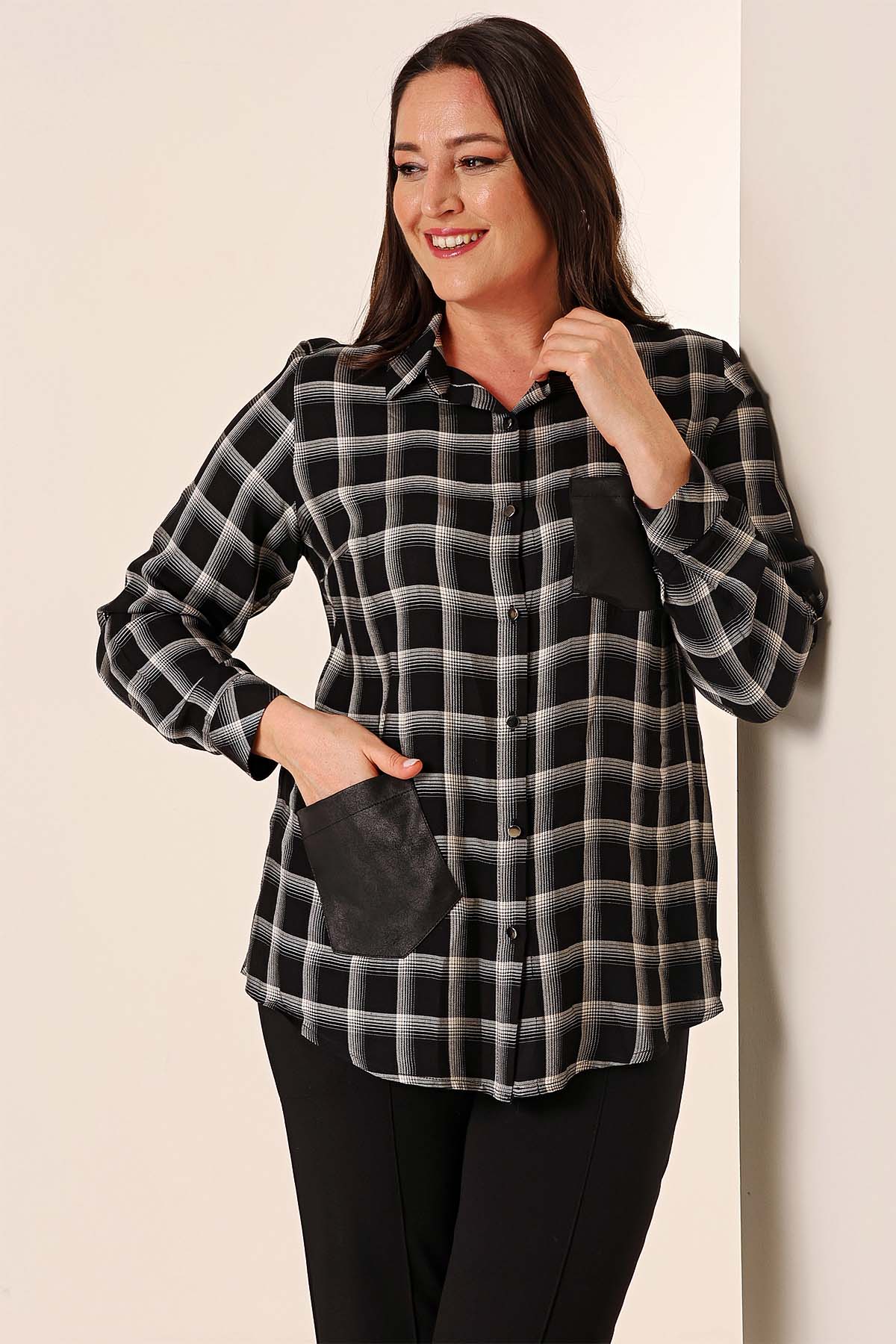 

Рубашка больших размеров в клетку с металлическими пуговицами, сложенными рукавами, кожаной отделкой, двойными карманами