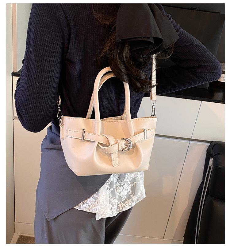 Portable trend versatile bucket bag women's 2025 new Korean version fashion high-end shoulder bag to work commuter women's bag