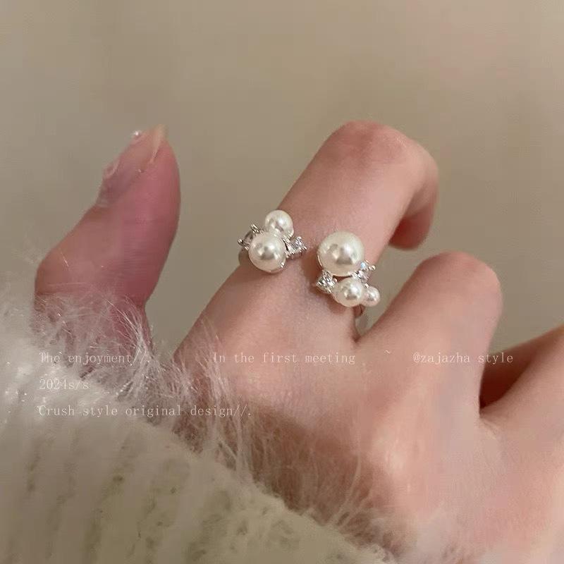 Open-ring Women's Premium Luxury Style Finger Ring with A Small and Unique Design, Featuring A Fashionable and Individualistic Look.