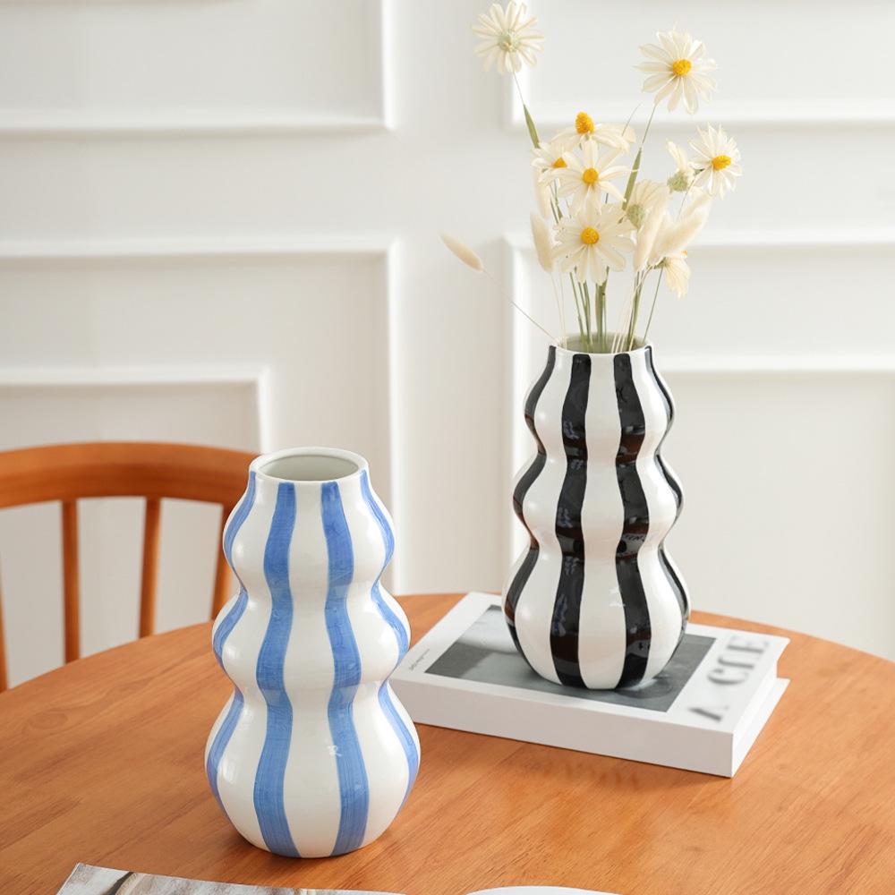Vase Céramique Minimaliste Nordique à Rayures - Ornement Peint à la Main pour Arrangements Floraux Créatifs dans Décoration d'Intérieur Haut de Gamme.