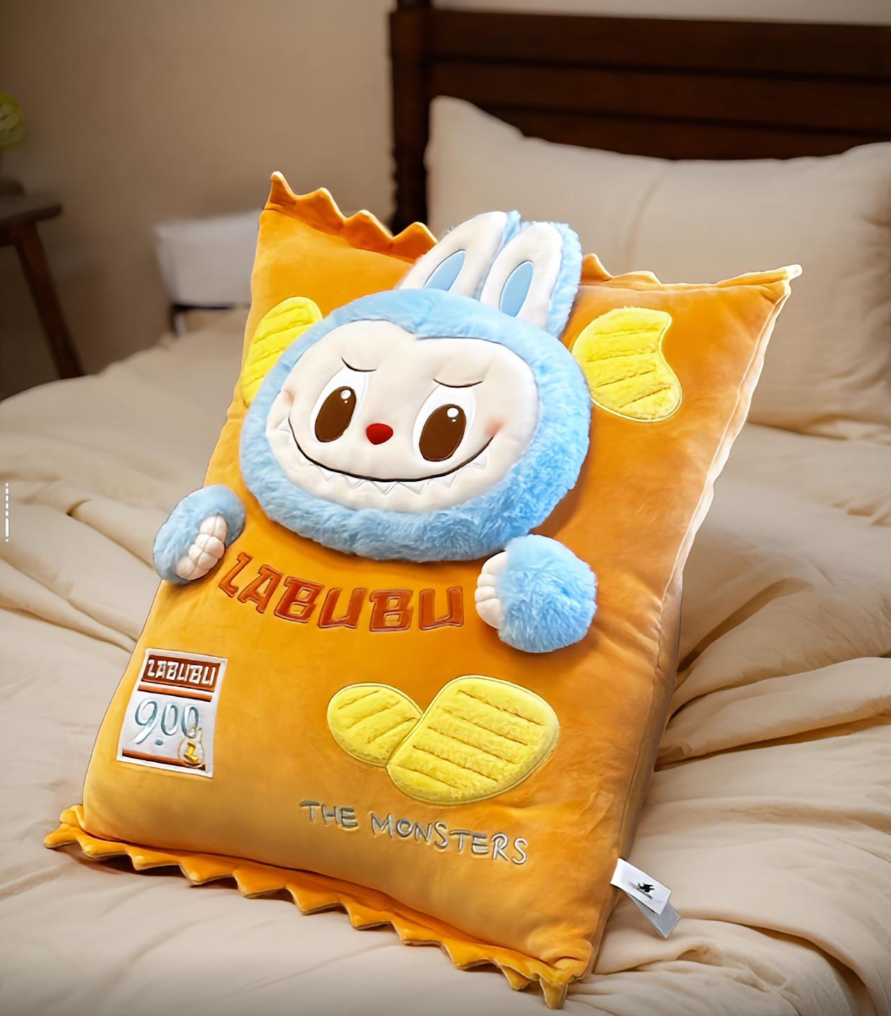 

POP MART МЯГКАЯ ИГРУШКА-ПОДУШКА THE MONSTERS Labubu Серия «Магазин со странным вкусом» 35cm x 30cm