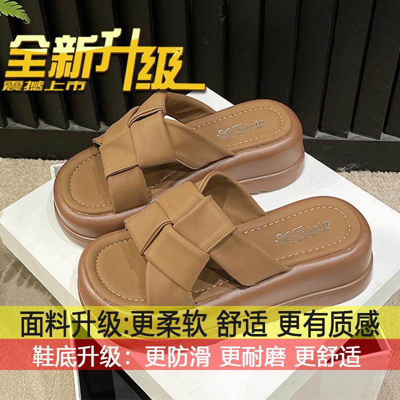 French high-end fashion beach one-word sandals for women's summer wear 2025 new black thick-soled heightening slippers