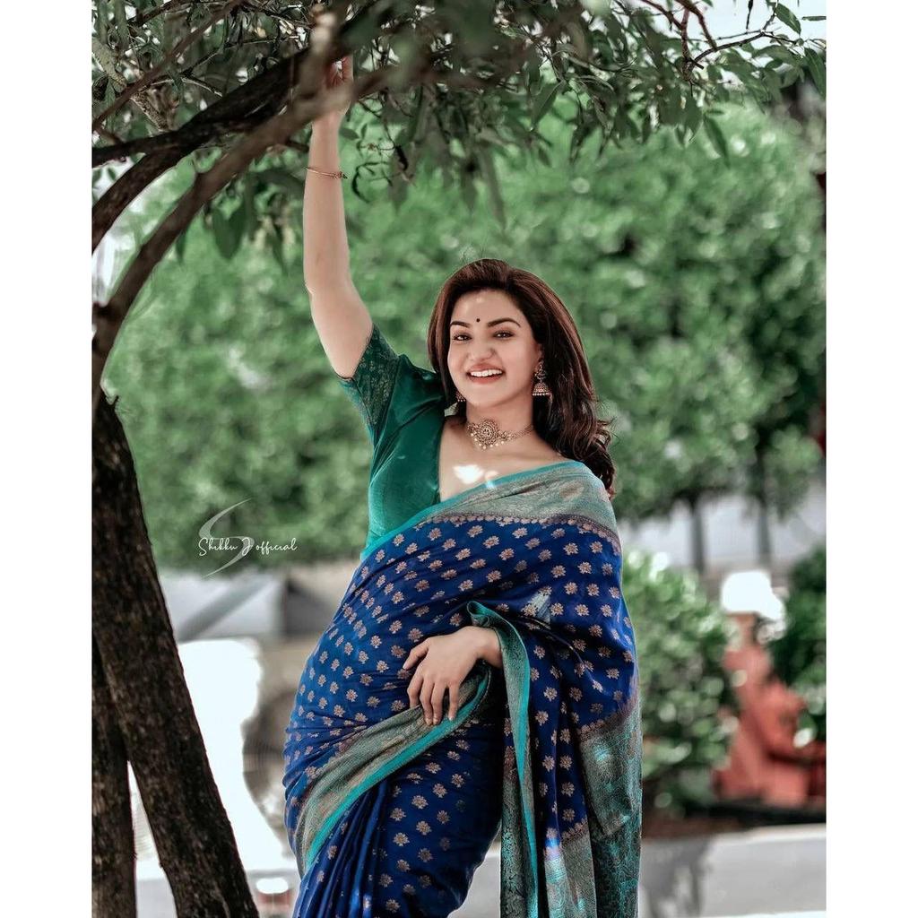 Dieser wunderschöne Saree ist elegant mit wunderschönem solidem Jacquard-Gewebe verziert, das dem Outfit einen perfekten Look verleiht.