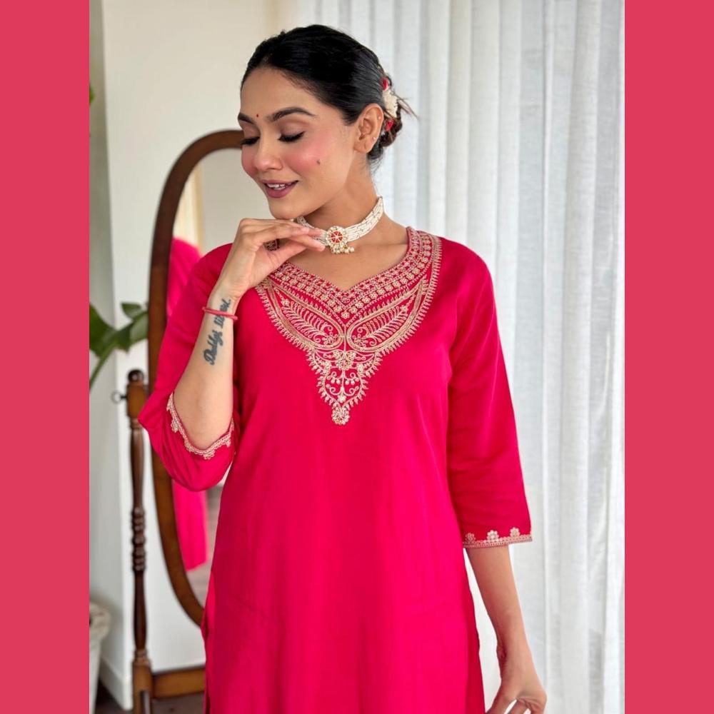 Wunderschönes rotes Seidenkleid