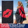 Rote Lippen auf schwarzem Hintergrund Thema Polyester Mikrofaser Strandtuch ist hoch saugfähig, geeignet für Schwimmen und Strandausflüge