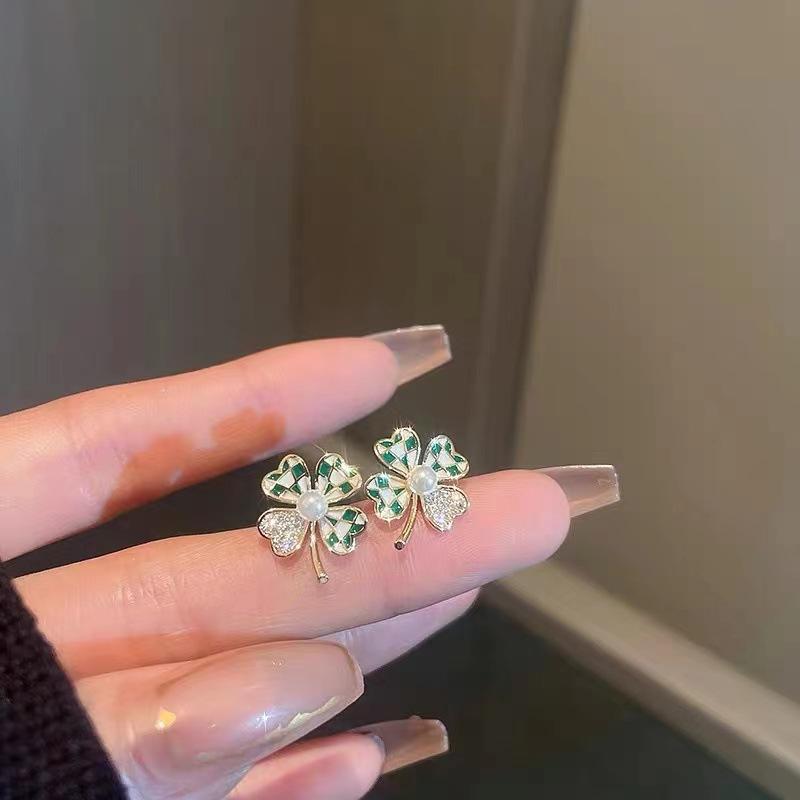 Ladies Stud Earrings Pendant Needle Retro Simple Fashionable and Versatile Jewelry Accessories