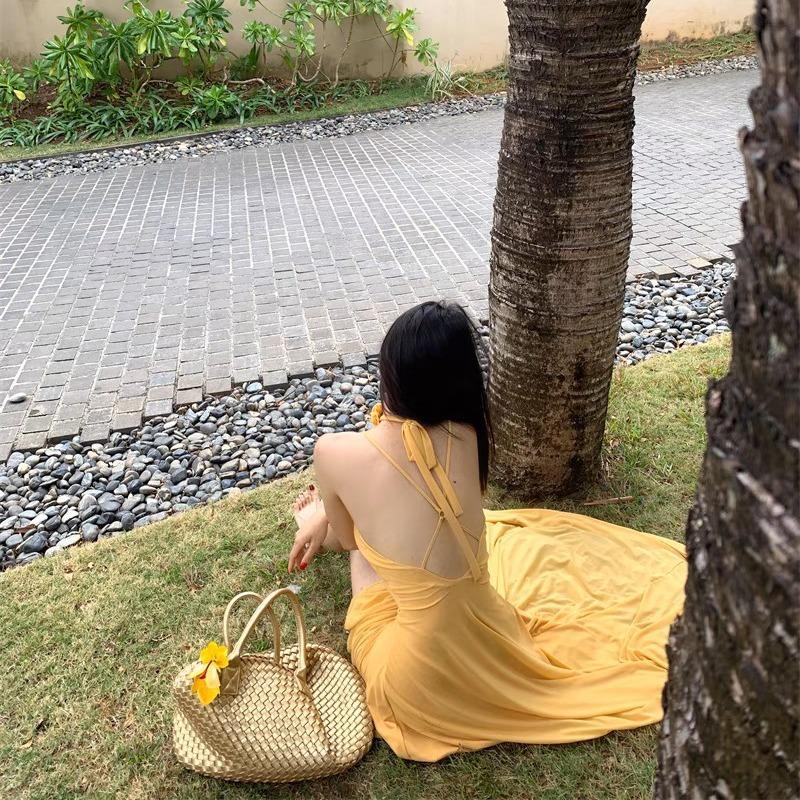 Französisches Schönes Rückenfreies Kragen Gelbes Urlaubs-Kleid Frühling Damen Geteilter Saum Plissierter Fishtail-Rock