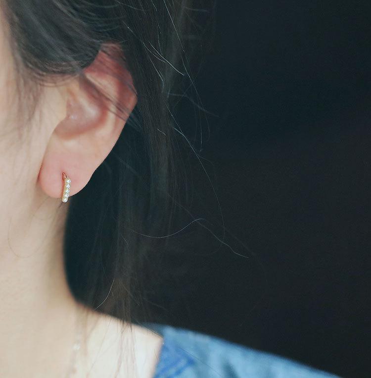 A Row of Bright Little Pearl Bean Bean Earrings Japanese Ear Buckles Cold Style Simple Earrings for Women