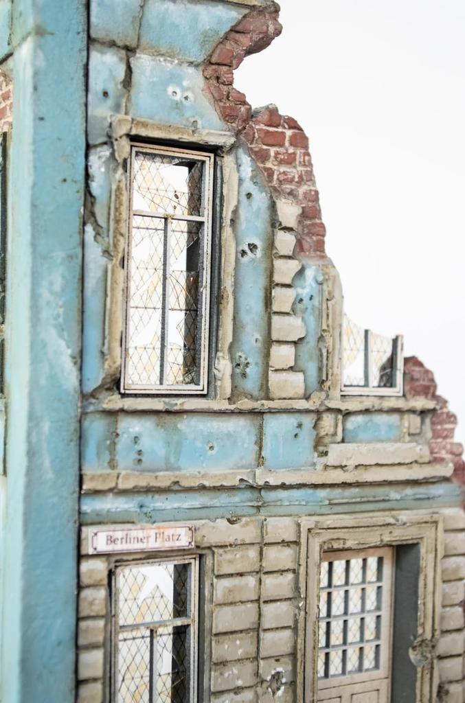 RT Diorama Scale Ruined Corner Miniature Accessory RTD35256 1/35 (Scenery)