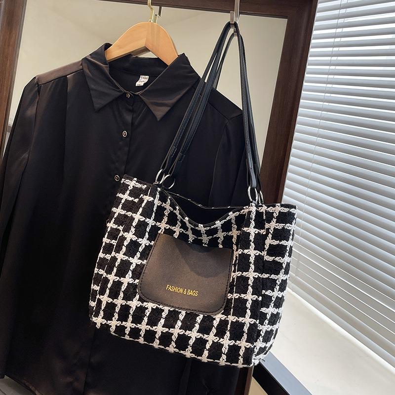 Summer Fashion New Women's Tote Bag Fashion Versatile Trend Student Large Capacity Shoulder Bag