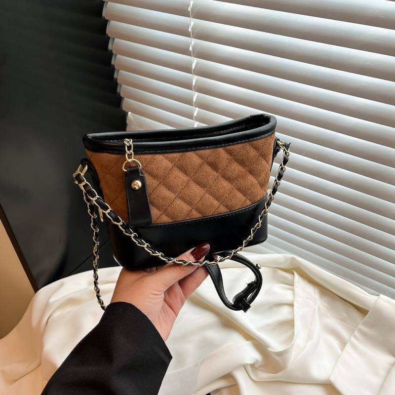 

Матовая сумка-ведро в стиле легкой роскоши, бриллиантовая цепочка, модный дизайн, трендовая женская сумка через плечо