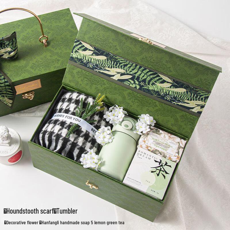 

Подарочный зимний набор Three Dolphins AQ One Size