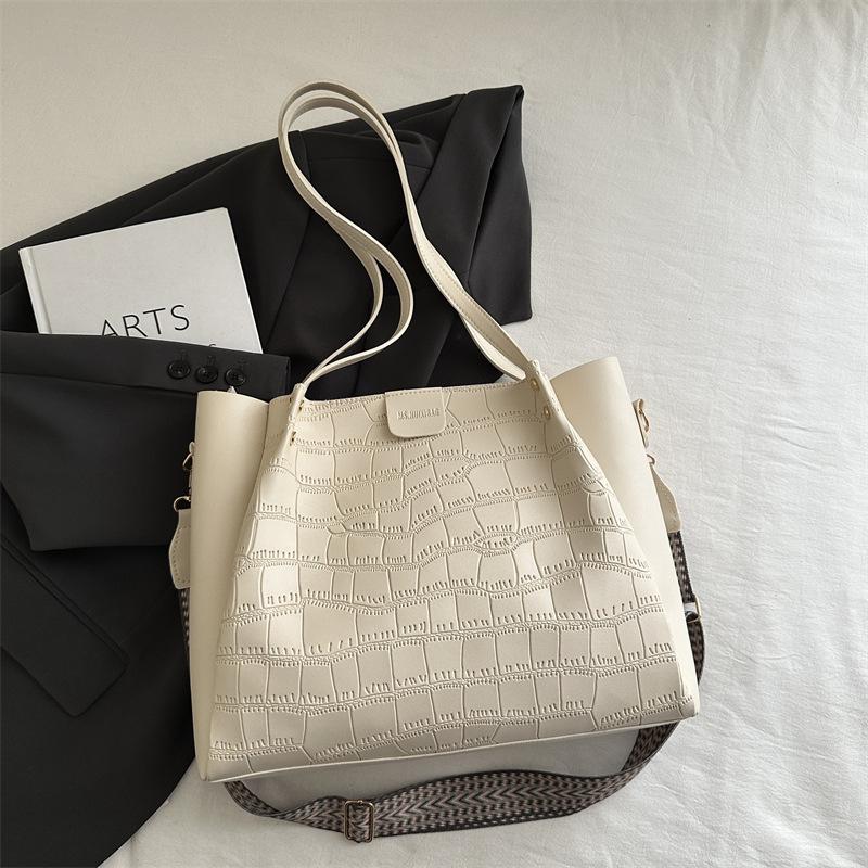 Large capacity bag women s bag 2025 new trendy fashion summer broadband shoulder messenger bag portable tote bag белый 2624₽