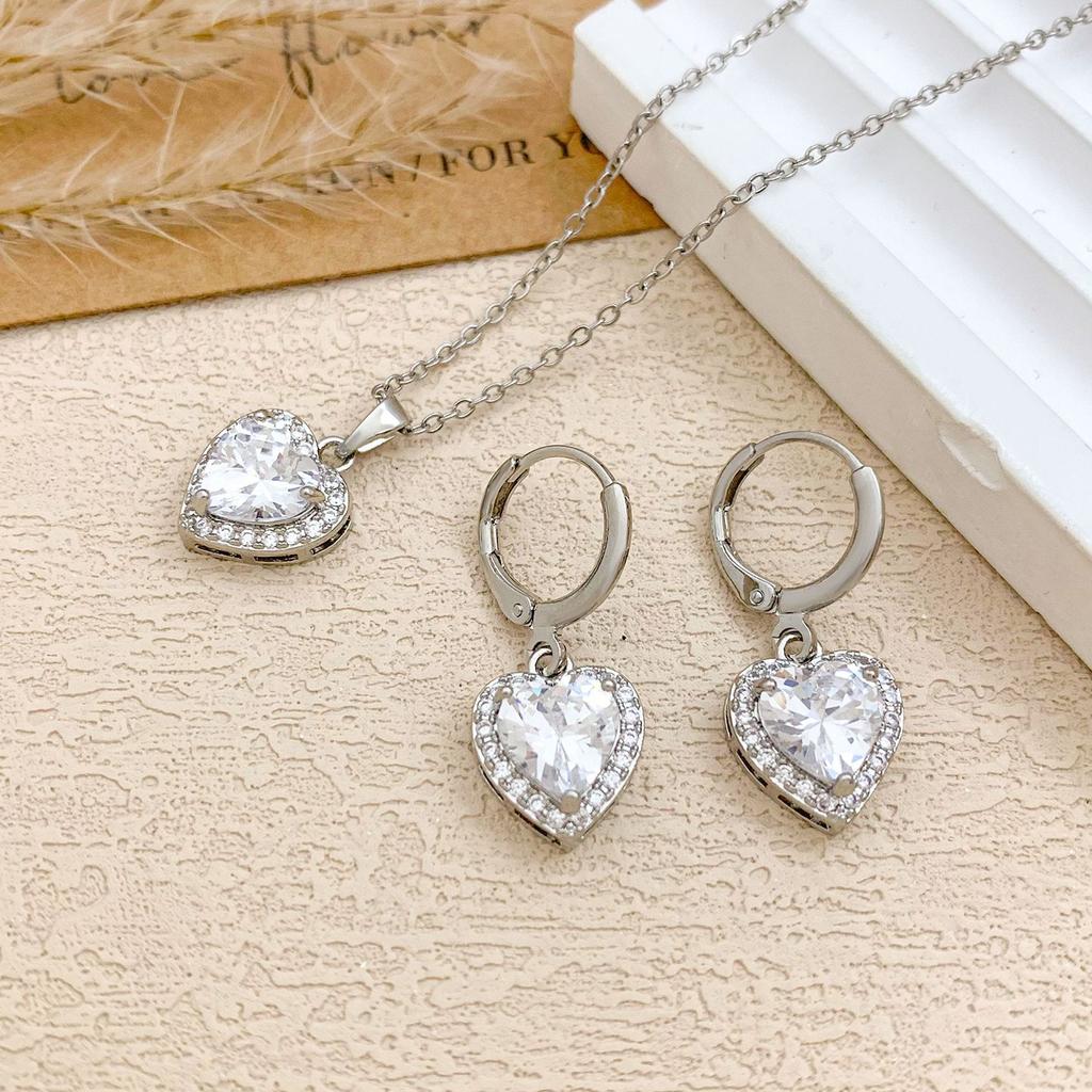 Colored Heart-shaped Zircon Necklace - Elegant and Luxurious Women's Small-Scale Exclusive Collar Chain with Pendant