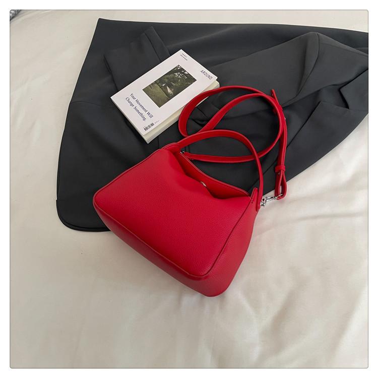 

Мягкая сумка-чехол для сигарет, повседневная сумка-пельмень в французском стиле, новая коллекция весна-лето 2025, простая и универсальная, в стиле ретро, на плечо, кроссбоди красный