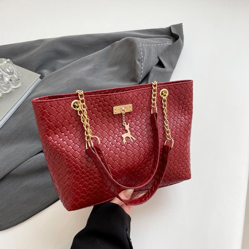 

Women s shoulder bag, underarm tote bag, casual and beautiful 2025 spring new fashion Korean version of simple portable women s bag красный