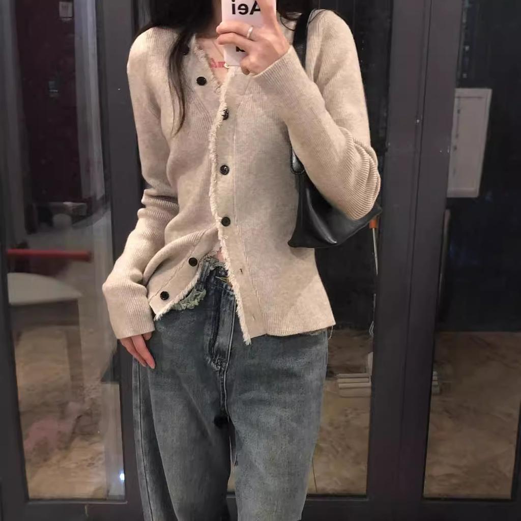 V-neck knitted bottom cardigan women's spring and autumn sweater jacket design sense niche slim-fitting chic sweet and spicy long-sleeved top