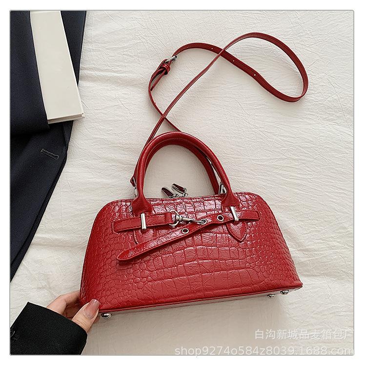 

Manufacturer 2025 shoulder messenger handbag new crocodile pattern shell bag trendy fashion versatile bowling bag червоний