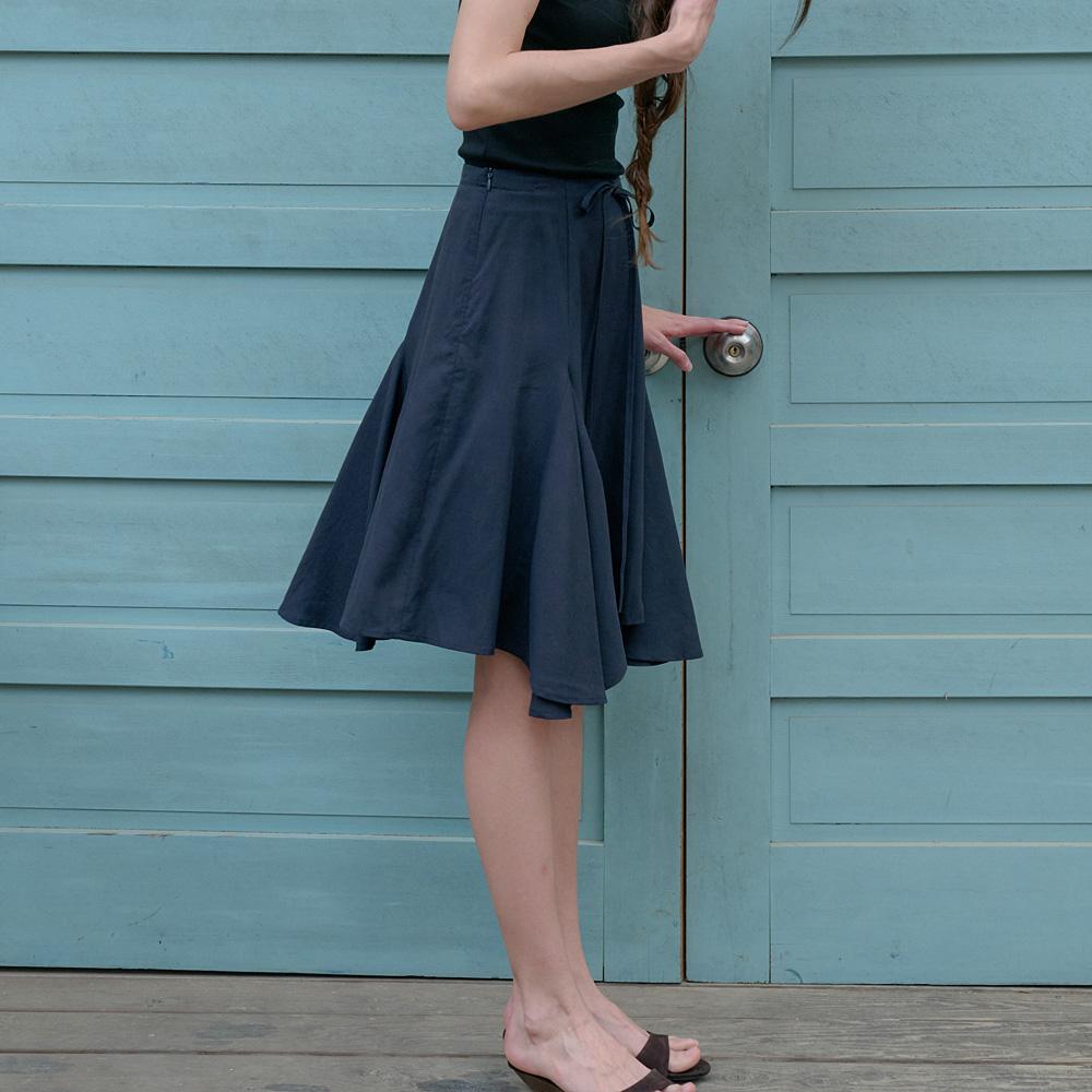 Elssibeui Asymmetric Flare Skirt_Navy