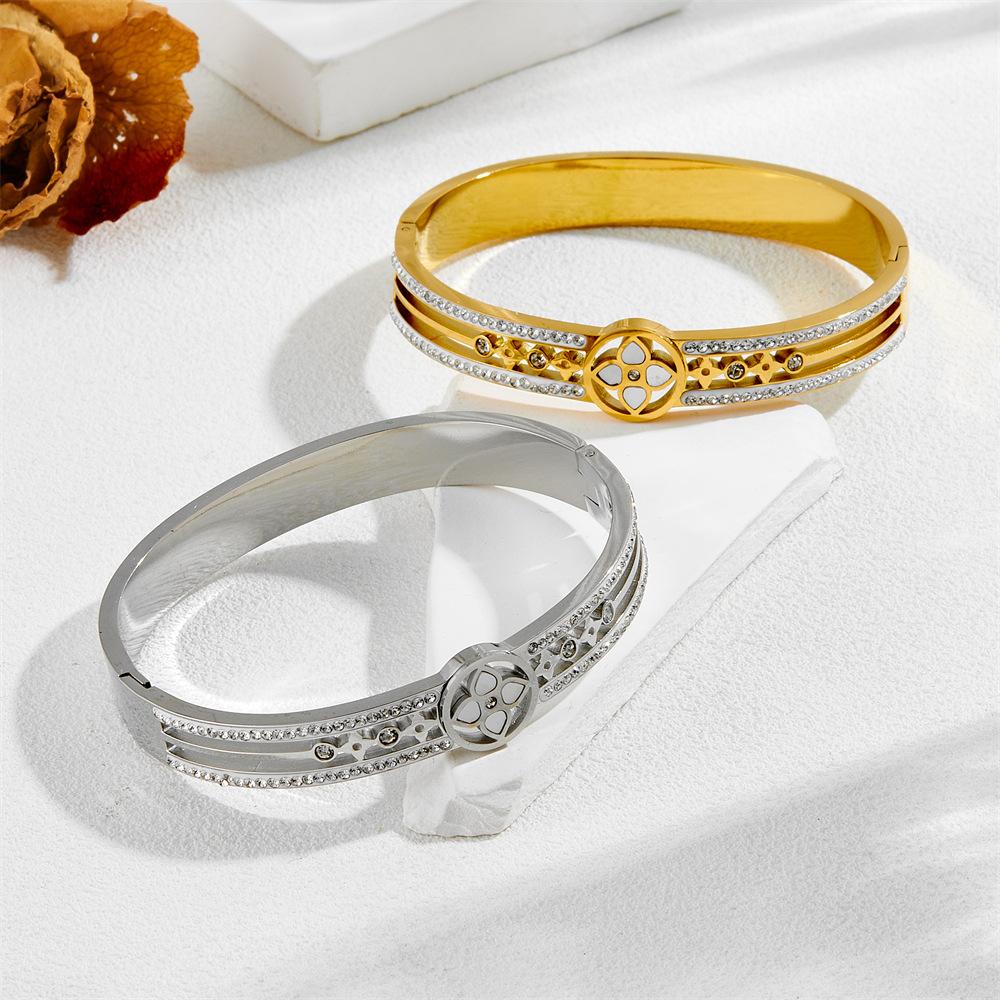 2026 Bracelet European and American Personality Light Luxury Four-leaf Flower Hollow Bracelet Women's High-end Niche Design