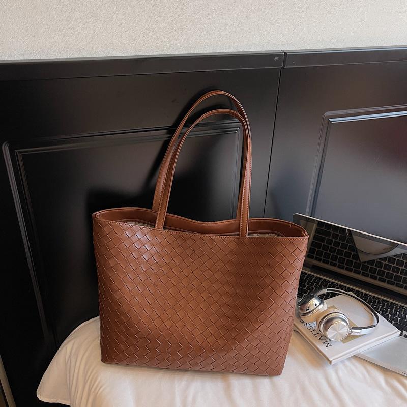 Large capacity woven bag women's autumn new retro casual shoulder underarm bag portable tote bag