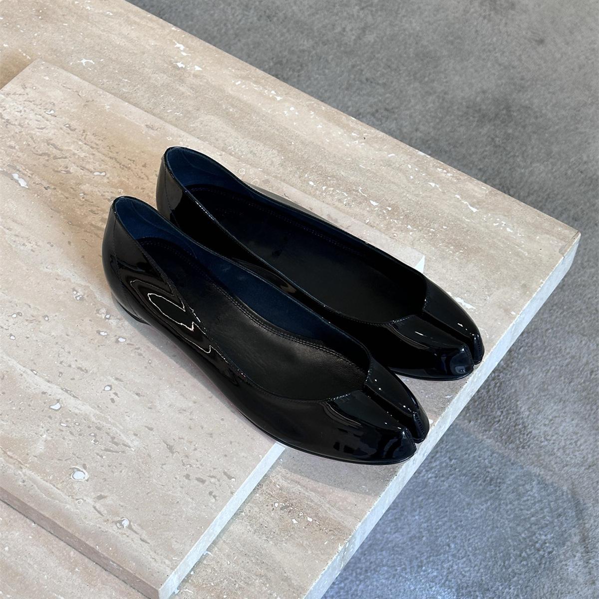 

Red-soled leather retro pig s trotters split-toed shoes women s 2025 new inner height increase Mary Jane light mouth flat-soled red single shoes 40 чёрный