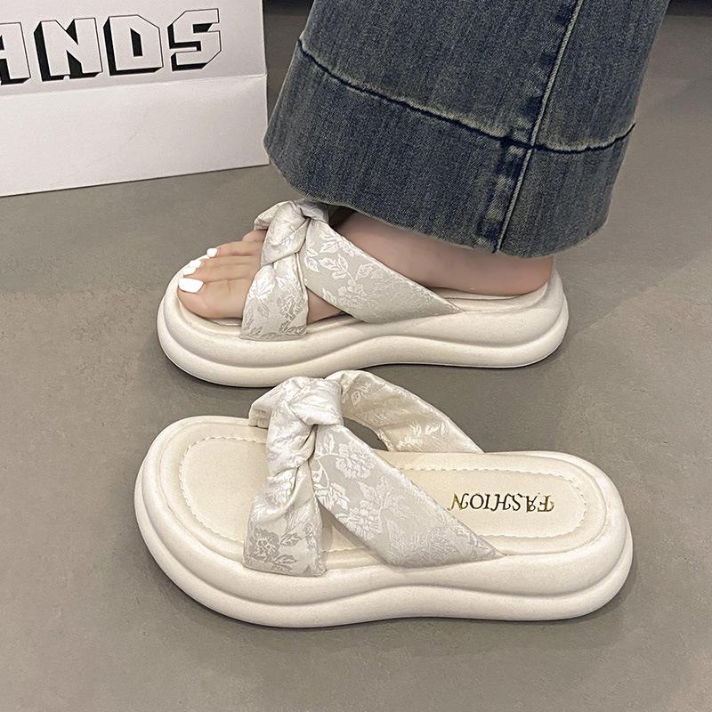 One-word drag girl 2025 summer new wear casual muffin slippers with skirt beach shoes