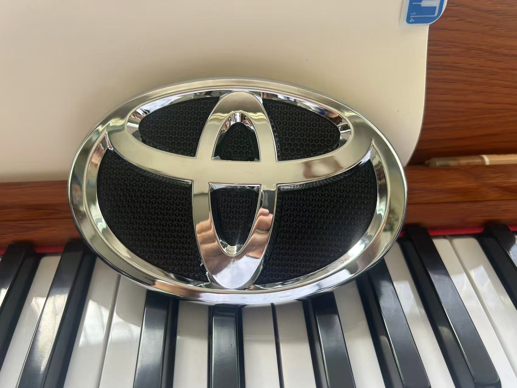 

Эмблема на капот Toyota Corolla 2008 2009 2010 2011 2012 2013 | Накладка на капот 75312-02050