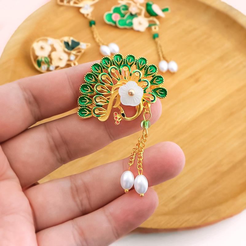 Chinesische Quastenbrosche mit Pipa, Ruyi, Fächer, Pfau, Wolken und Perle für Hanfu/Cheongsam