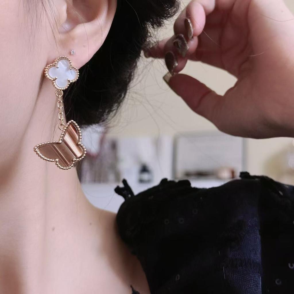 Pendientes de Botón de Nácar Natural de Trébol de Cuatro Hojas con Colgante de Mariposa y Diseño de Borla Pendientes Elegantes, Delicados y Versátiles para Mujer