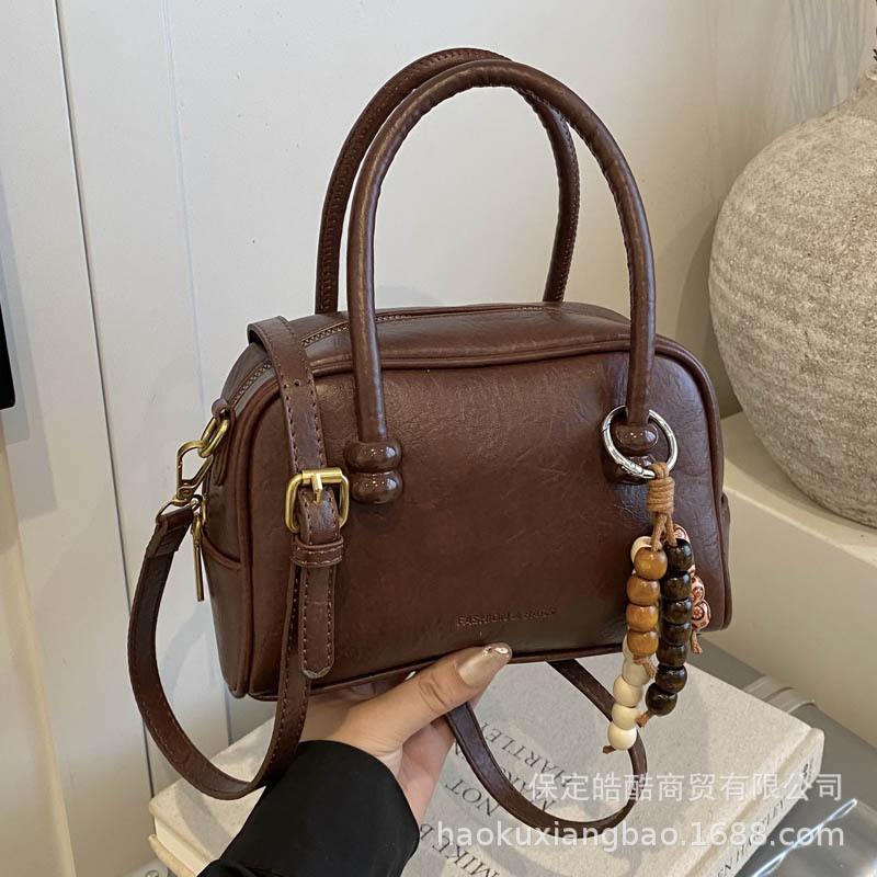 Niche design bag women's 2025 new autumn and winter versatile shoulder messenger bag Korean version ins portable pillow bag