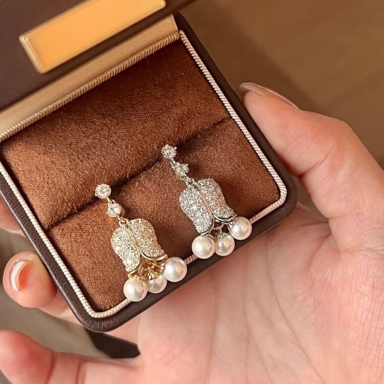 [Blooming Lily of the Valley] Light luxury explosion full of diamonds Lily of the Valley flowers pearl stud earrings heavy industry